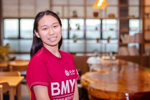 在「禪修」青年營學習， 得到「金菩提」宗師指點人生方向